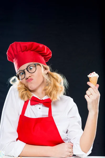 Femme Avec Crème Glacée Grimaces Maison Sur Fond Noir — Photo