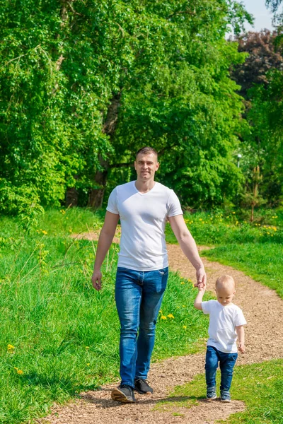 Papà Con Figlio Una Passeggiata Nel Parco — Foto Stock