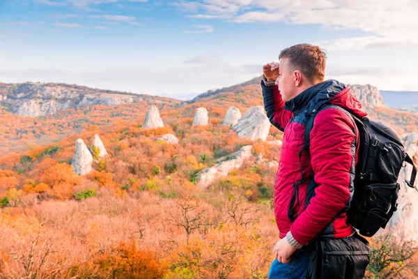 Wandelen Bergen Een Reiziger Bewonderen Van Herfst Bergen — Stockfoto