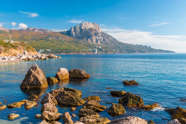海と山は 晴れた日に美しい自然風景をします クリミア半島の風景 — ストック写真