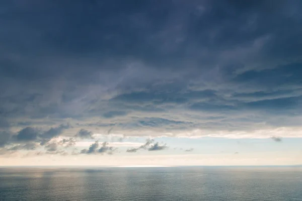 Grande Nuvem Negra Pesada Céu Dramático Acima Superfície Mar Água — Fotografia de Stock