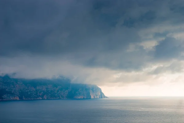 Wolken Zee Rotsachtige Kust Prachtige Schilderachtige Landschap Met Dramatische Hemel — Stockfoto