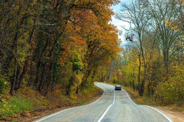 Carro Movendo Longo Uma Estrada Sinuosa Nas Montanhas Uma Tarde — Fotografia de Stock