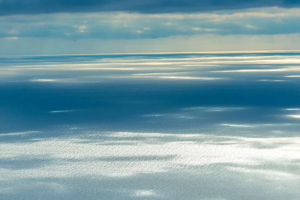 Ήρεμη Θάλασσα Επιφάνεια Στις Ακτίνες Του Ήλιου Διαπερνούν Σύννεφα — Φωτογραφία Αρχείου
