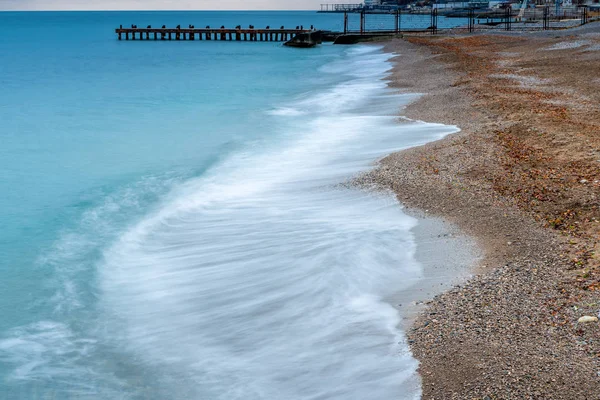 Actual Ola Marina Rueda Playa Paisaje Sombrío Otoño — Foto de Stock