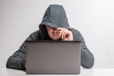Bir hacker bir başlıklı bir dizüstü bilgisayar ile veri çaldı ve bir virüs dağıtır