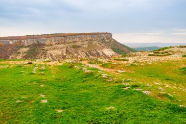 Tablo dağ ve vadi sonbahar sezonu görünümünü bulutlu bir günde