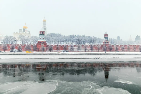 Zugefrorener Fluss Und Blick Auf Den Kreml Schneesturm Russland Moskau — Stockfoto