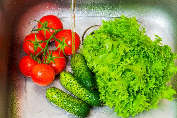 Verduras Frescas Pepinos Tomates Ensalada Fregadero Cocina —  Fotos de Stock