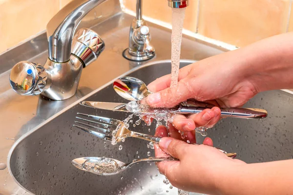 台所で水を実行して下の食器を洗う女性の手 手のクローズ アップ — ストック写真