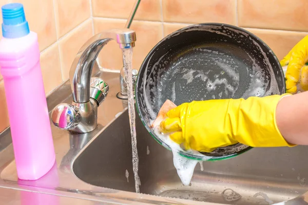 Vrouwelijke Handen Handschoenen Wassen Pan Met Een Spons Met Schuim — Stockfoto