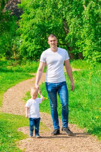 Uomo Con Suo Figlio Parco Estivo Una Giornata Sole Una — Foto Stock