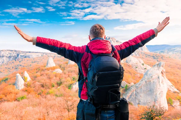 山の秋の風景を楽しんでいる両手を広げてバックパック人観光客 — ストック写真
