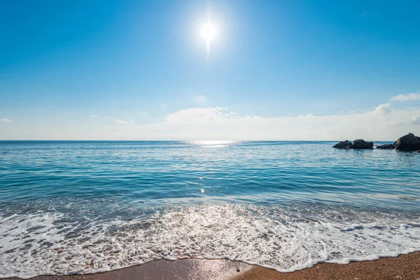 Морський Пейзаж Яскраве Полудневе Сонце Над Чистою Морською Водою Вид — стокове фото