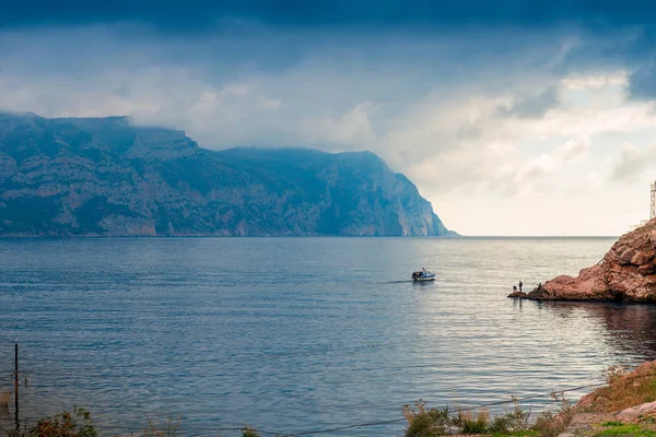 Deniz Deniz Dağ Manzarası Dramatik Gökyüzü Balıkçı Teknesi Bırakır — Stok fotoğraf