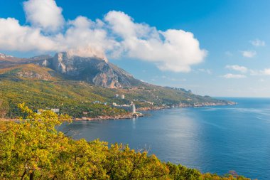 Bay deniz ve dağ, güneşli bir günde güzel bulutlar üstten görünüm