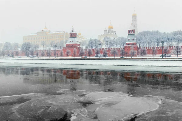 Paesaggio Urbano Ghiacciato Fiume Vista Del Cremlino Una Bufera Neve — Foto Stock