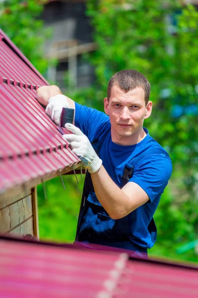 Verticaal Portret Van Een Man Met Een Hamer Die Het — Stockfoto