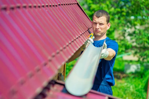 Reparateur Met Een Pijp Water Van Het Dak Voeren Reparatie — Stockfoto