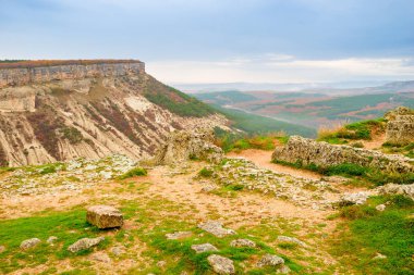 Bulutlu bir günde güzel görünümü Vadisi sonbahar sezonu ve Masa Dağı