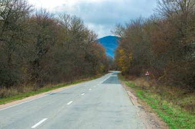 Yol virajlı, peyzaj sonbahar günü ile dağlarda