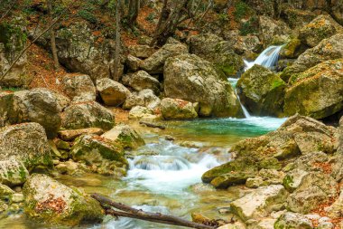 Büyük kayalar gorge Dağları nın içinde hızlı soğuk nehir akar nerede, sonbahar manzara