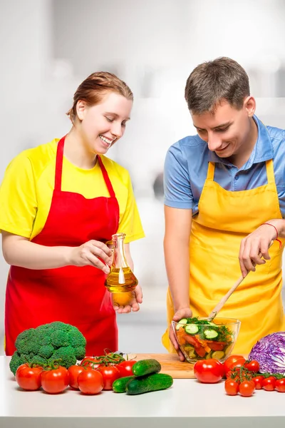 Мужчина Смешивает Овощной Салат Жена Оливковым Маслом Руках Портрет Кухне — стоковое фото