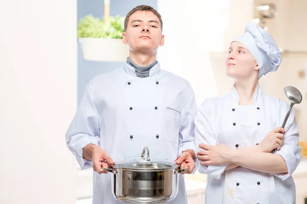 Retrato Hombre Una Mujer Trajes Cocina Posando Con Una Sartén — Foto de Stock