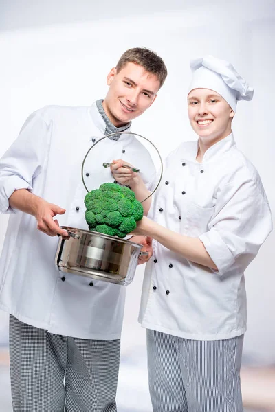 Retrato Vertical Compañeros Cocineros Con Cacerola Brócoli Una Cocina Comercial — Foto de Stock