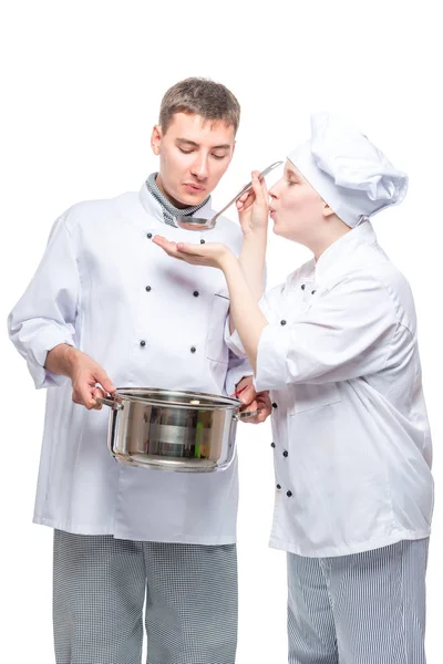 Doi Bucătari Costume Încearcă Supa Gătită Fundal Alb — Fotografie, imagine de stoc