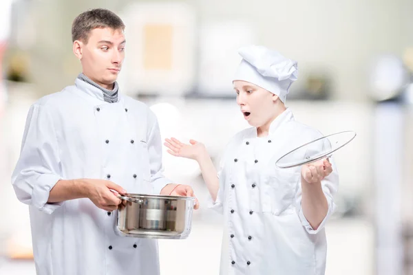 Cocinero Sorprendido Mira Sopa Una Sartén Otro Chef Fondo Cocina — Foto de Stock