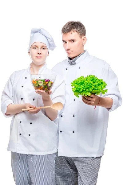 Mladí Kuchaři Oblecích Salátem Rukou Bílém Pozadí — Stock fotografie