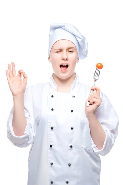 Chef Boné Com Tomate Garfo Mostra Gesto Mão Fundo Branco — Fotografia de Stock