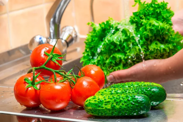 Свіжі Чисті Промиті Овочі Фоні Кухонного Крана Водою — стокове фото