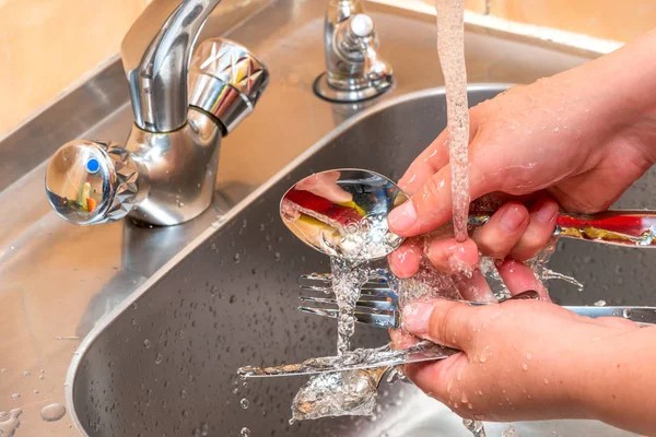 台所で水を実行して下のカトラリーを洗浄 手のクローズ アップ — ストック写真
