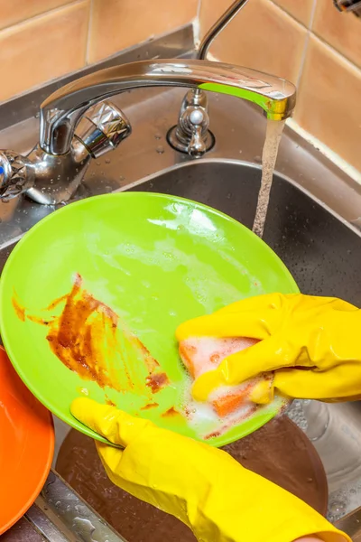 Vrouwelijke Handen Handschoenen Wassen Een Groene Plaat Gootsteen Keuken Onder — Stockfoto