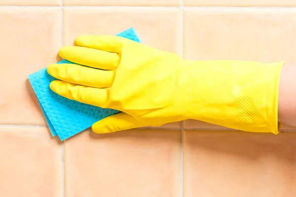 Hand Van Gastvrouw Handschoen Schoon Tegel Keuken — Stockfoto