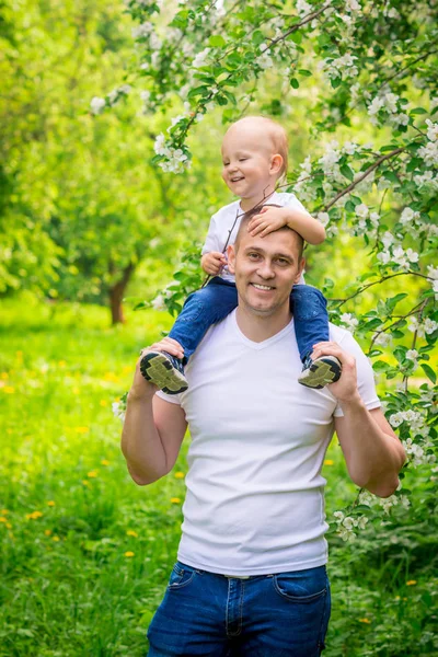 Ritratto Verticale Padre Felice Con Figlio Parco Passeggiata — Foto Stock