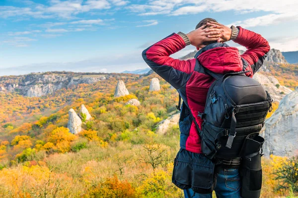 Viajante Fotógrafo Com Uma Mochila Admirando Belas Montanhas Outono Vista — Fotografia de Stock