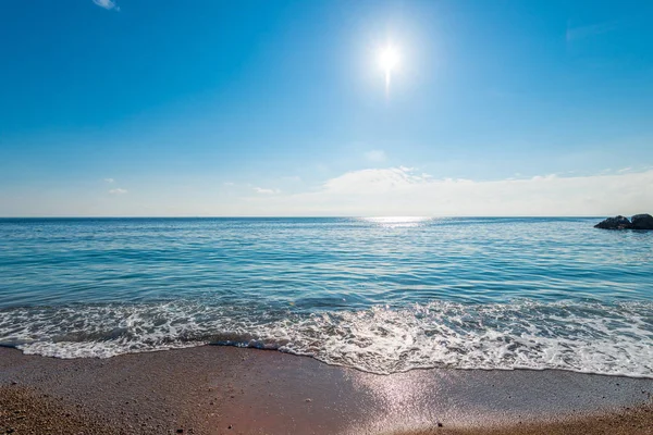 Kalme Blauwe Zeewater Felle Zon Boven Horizon — Stockfoto