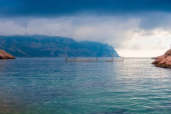 Sombere Dramatische Regenwolken Boven Kalme Zee Bergen Schilderachtige Landschap — Stockfoto