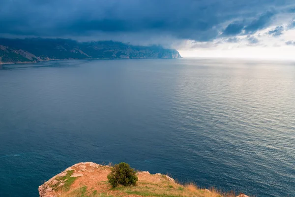 Uitzicht Zee Bergen Dramatische Hemel Vanaf Klif Prachtige Landschap — Stockfoto