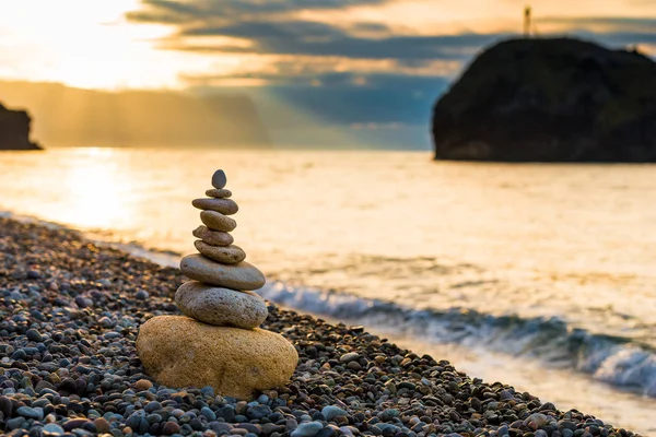 Równowagi Świcie Zbliżenie Piramidy Białych Kamieni Kamienistej Plaży — Zdjęcie stockowe
