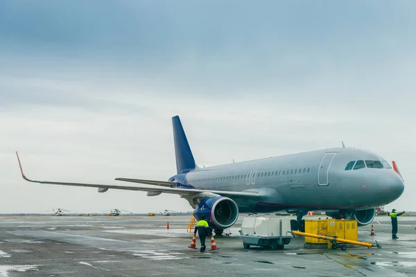 Aereo Nel Parcheggio Dell Aeroporto Lavoratori Dell Aeroporto Nella Cornice — Foto Stock