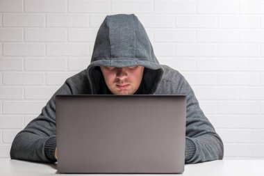 Erkek suçlu hood hacker Internet virüs yayılır