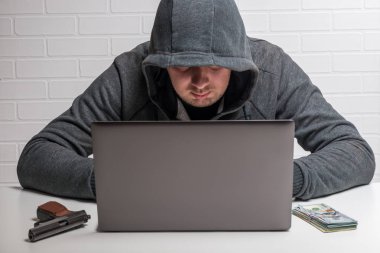 saldırgan bilgisayardaki, iş yerinde başlıklı hacker kişisel veri çaldı