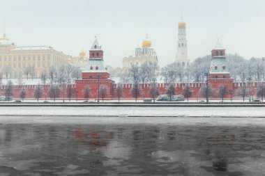 Moskova cityscape kış, donmuş nehir ve bir kar fırtınası içinde Kremlin görünümünü