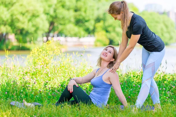 Donne Felici Durante Una Pausa Yoga Nel Parco — Foto Stock