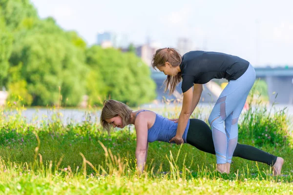 一位经验丰富的教练在公园里个人练习瑜伽 也就是户外运动 — 图库照片