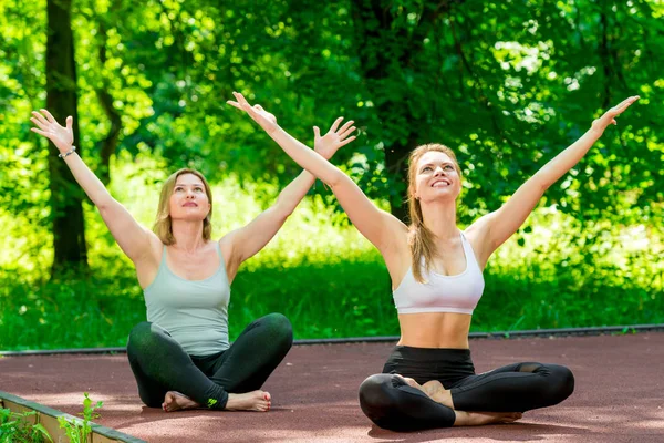 Glada Aktiva Kvinnor Utomhus Lotusposition Gör Yoga — Stockfoto